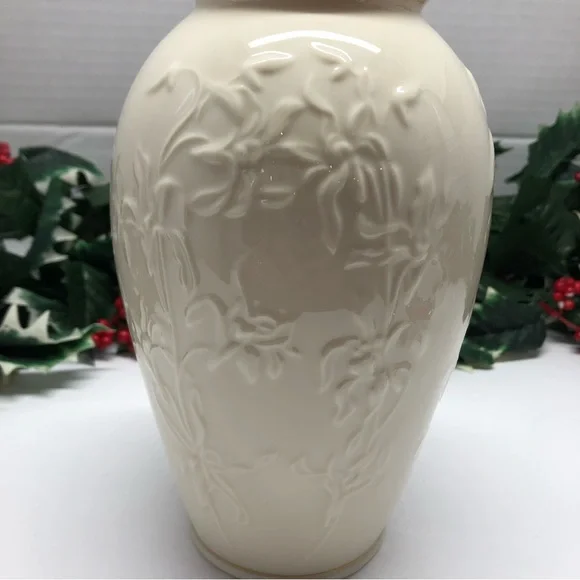 Lenox Ivory Porcelain 7.25”H Vase With Embossed Iris Flowers Good Trim EUC USA - Picture 9 of 9